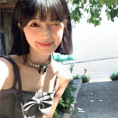 泳池里的男孩